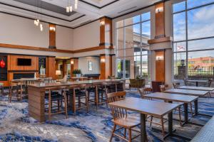 um restaurante com mesas e cadeiras e janelas grandes em Fairfield Inn and Suites by Marriott Birmingham Pelham/I-65 em Pelham