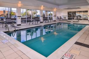 una piscina en un hotel con sillas y mesas en Fairfield Inn and Suites by Marriott Birmingham Pelham/I-65, en Pelham