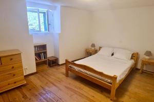 um quarto com uma cama, uma cómoda e uma janela em Village de Pozzo appart. 4 pers. em Brando