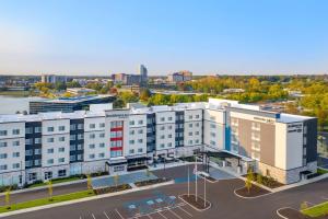 une vue aérienne sur un bâtiment avec un parking dans l'établissement SpringHill Suites by Marriott Indianapolis Keystone, à Indianapolis