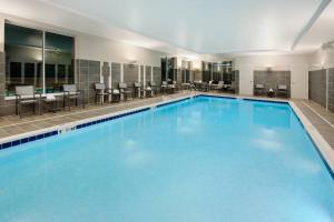 - une grande piscine bleue dans une chambre d'hôtel dans l'établissement SpringHill Suites by Marriott Indianapolis Keystone, à Indianapolis