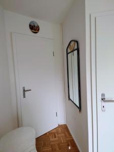 um quarto com uma porta e um espelho na parede em Maison Champperbou em Haut-Vully