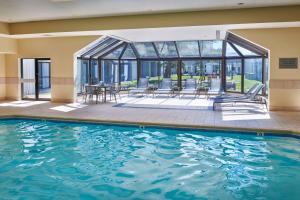 una piscina en una casa con una casa de cristal en Courtyard Chicago Highland Park/Northbrook en Highland Park