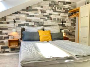 Tempat tidur dalam kamar di Living at Saarpartments - Business & Holiday Apartments with Netflix for Long- and Short term Stay, 3 min to St Johanner Markt and Points of Interest