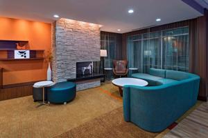 uma sala de estar com um sofá azul e uma lareira em Fairfield Inn & Suites by Marriott Austin Buda em Buda