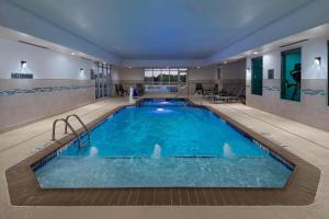 uma grande piscina num quarto de hotel em Fairfield Inn & Suites by Marriott Austin Buda em Buda