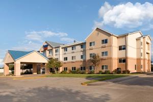 Fairfield Inn & Suites Dallas Mesquite في ميسكوايت: تقديم فندق بموقف