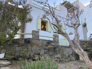 a house with a window and a stone wall at Villa Meltemi in Arnados