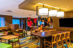 - une salle à manger avec une table et des chaises dans l'établissement Fairfield Inn & Suites by Marriott Atlanta Fairburn, à Fairburn