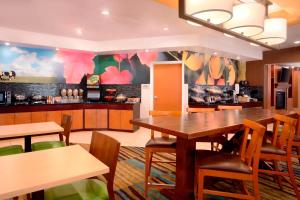 un restaurante con mesas y sillas y una cocina en Fairfield Inn & Suites by Marriott Houston Energy Corridor/Katy Freeway, en Houston