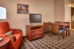 メリディアンにあるTownePlace Suites Boise West / Meridianのリビングルーム(ソファ、テーブル、テレビ付)
