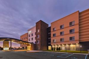 una representación de un hotel con aparcamiento en Fairfield Inn & Suites by Marriott Kalamazoo en Kalamazoo