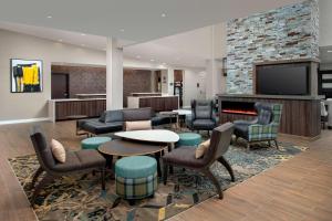 拉伯克的住宿－Residence Inn by Marriott Lubbock Southwest，大堂设有桌椅和壁炉。
