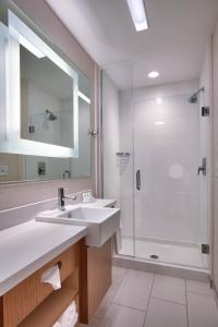 La salle de bains est pourvue d'un lavabo et d'une douche. dans l'établissement SpringHill Suites Coeur d'Alene, à Coeur d'Alene