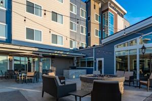 eine Terrasse mit Stühlen und einer Feuerstelle vor einem Gebäude in der Unterkunft Residence Inn by Marriott Wilkes-Barre Arena in Wilkes-Barre