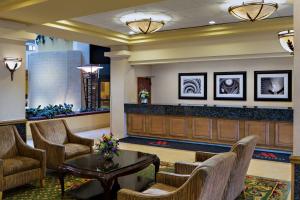 Posezení v ubytování Radisson Hotel Cedar Rapids