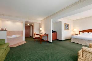 Postel nebo postele na pokoji v ubytování Radisson Hotel Cedar Rapids