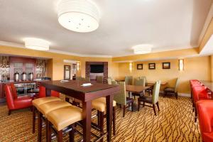 TV a/nebo společenská místnost v ubytování Radisson Hotel Cedar Rapids