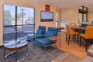 uma sala de espera num hospital com cadeiras e uma mesa em TownePlace Suites by Marriott Gillette em Gillette