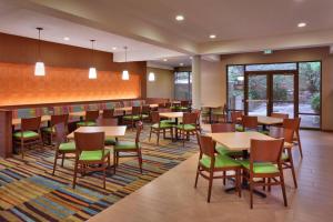 - une salle à manger avec des tables, des chaises et des fenêtres dans l'établissement Fairfield Inn & Suites by Marriott Salt Lake City Downtown, à Salt Lake City