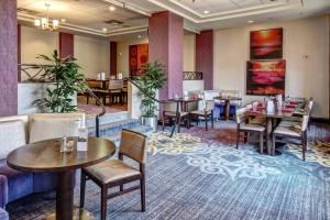 カンザスシティにあるCourtyard Kansas City Country Club Plazaのダイニングルーム(テーブル、椅子、テーブルトップ付)