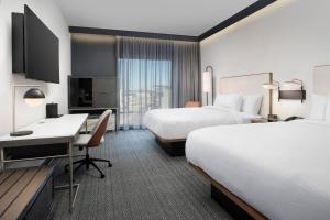 um quarto de hotel com duas camas e uma secretária em Courtyard by Marriott Indianapolis Plainfield em Plainfield