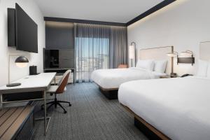 Courtyard by Marriott Indianapolis Plainfield في بلينفيلد: غرفة فندقية بسريرين ومكتب