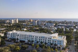 widok z powietrza na biały budynek przed oceanem w obiekcie Courtyard by Marriott Delray Beach w mieście Delray Beach