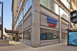 un gran edificio con un cartel en el costado en Fairfield Inn & Suites by Marriott Milwaukee Downtown, en Milwaukee