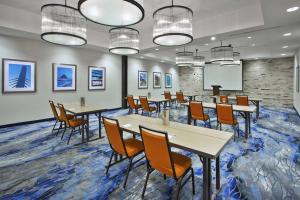 una sala de conferencias con mesas, sillas y una pizarra en Fairfield Inn & Suites by Marriott Milwaukee Downtown, en Milwaukee