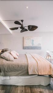 - une chambre avec un ventilateur de plafond et un lit dans l'établissement Duplex frente al mar, à Monte Hermoso