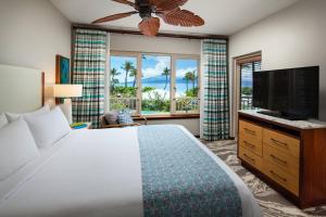 een slaapkamer met een bed en een flatscreen-tv bij Marriott's Maui Ocean Club - Lahaina & Napili Towers in Lahaina