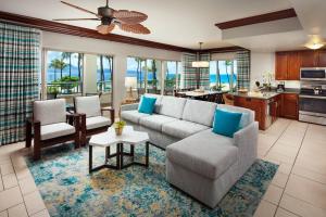 een woonkamer met een bank en stoelen en een keuken bij Marriott's Maui Ocean Club - Lahaina & Napili Towers in Lahaina