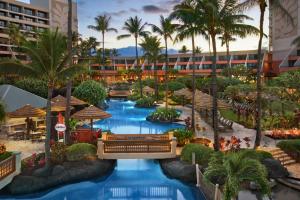 einen Luftblick auf einen Pool mit Palmen des Resorts in der Unterkunft Marriott's Maui Ocean Club - Lahaina & Napili Towers in Lahaina