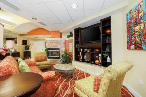 sala de estar con mesa y chimenea en Residence Inn by Marriott Albuquerque North en Albuquerque