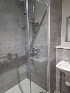 曼徹斯特的住宿－Luxury 2 Bed, 2 Bath Apartment - The Quays，浴室里设有玻璃门淋浴