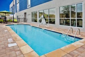 una piscina di fronte a un edificio di SpringHill Suites by Marriott Montgomery Prattville/Millbrook a Millbrook