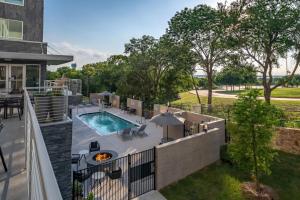 um pátio exterior com uma piscina e uma fogueira em TownePlace Suites by Marriott Dallas Rockwall em Rockwall