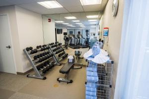 un gimnasio con cintas de correr y pesas en SpringHill Suites by Marriott Winston-Salem Hanes Mall en Winston-Salem