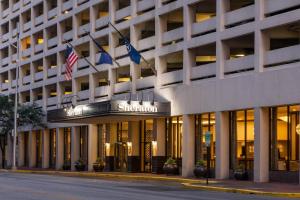 un edificio con banderas en la parte delantera en Sheraton Indianapolis City Centre Hotel, en Indianápolis