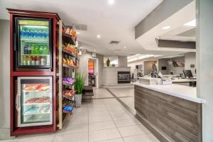 un negozio con un frigorifero per bevande in una caffetteria di Residence Inn by Marriott McAllen a McAllen