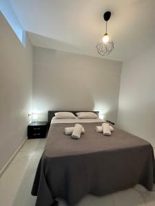 een slaapkamer met een groot bed met 2 witte kussens bij Nisos Family House in Perama