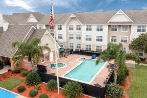 vista aerea di un hotel con piscina di Residence Inn by Marriott McAllen a McAllen