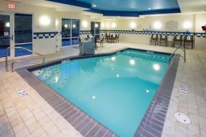 Fairfield Inn & Suites by Marriott Elizabethtown في إليزابيث تاون: مسبح كبير في غرفة الفندق