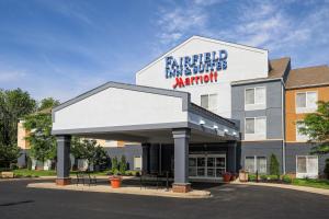 Fairfield Inn & Suites by Marriott Elizabethtown في إليزابيث تاون: تقديم واجهة الفندق لمبنى