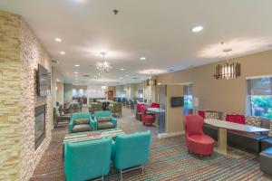 uma área de espera num hospital com cadeiras e mesas em Residence Inn Fort Worth Alliance Airport em Roanoke