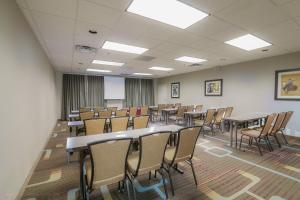 una sala de conferencias con mesas y sillas. en Residence Inn Fort Worth Alliance Airport, en Roanoke