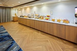 una cafetería con una línea de buffet con comida en Fairfield Inn & Suites by Marriott Elizabethtown en Elizabethtown