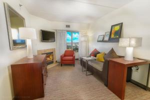 Un televizor și/sau centru de divertisment la Residence Inn Fort Worth Alliance Airport
