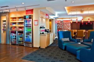 una tienda de comestibles con sillas azules y un mostrador en TownePlace Suites by Marriott Dodge City, en Dodge City